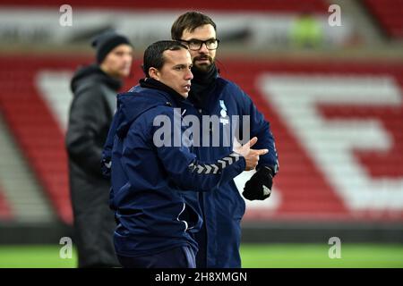 SUNDERLAND, GBR. DEZ 1st Selim Benachour (Interim Head Coach) von Oldham Athletic und Conor Marlin (Assistant Interim Head Coach) von Oldham Athletic während des EFL Trophy-Spiels zwischen Sunderland und Oldham Athletic am Mittwoch, den 1st. Dezember 2021 im Stadium of Light, Sunderland. (Kredit: Eddie Garvey | MI Nachrichten) Kredit: MI Nachrichten & Sport /Alamy Live Nachrichten Stockfoto