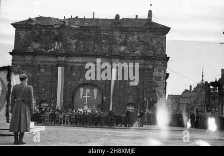 Gdañsk, 1946-04-07. Œwiêto oswobodzenia Wybrze¿a i odzyskania Ziem Zachodnich obchodzono pod has³em: Trzymamy stra¿ nad Odr¹. NZ. Msza przed Bram¹ Wy¿ynn¹. uu PAP/Miko³aj Sprudin Danzig, 7. April 1946. Feierlichkeiten zur Befreiung der Küste und zur Wiedererlangung der westlichen Territorien unter dem Motto: Wir sind auf der Oderwache. Im Bild: Eine Messe vor dem Wyzynna-Tor. uu PAP/Mikolaj Sprudin Stockfoto