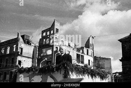 Gdañsk, 1946-04-07. Œwiêto oswobodzenia Wybrze¿a i odzyskania Ziem Zachodnich obchodzono pod has³em: Trzymamy stra¿ nad Odr¹. NZ. Oficjalna czêœæ obchodów, przemawia z-ca prezydenta KRN Stanis³aw Szwalbe. uu PAP/Miko³aj Sprudin Danzig, 7. April 1946. Feierlichkeiten zur Befreiung der Küste und zur Wiedererlangung der westlichen Territorien unter dem Motto - Wir sind auf der Hut am Fluss Odra. Im Bild: Der offizielle Teil der Debatten, der stellvertretende Präsident des polnischen Nationalrats Stanislaw Szwalbe spricht. uu PAP/Mikolaj Sprudin Stockfoto