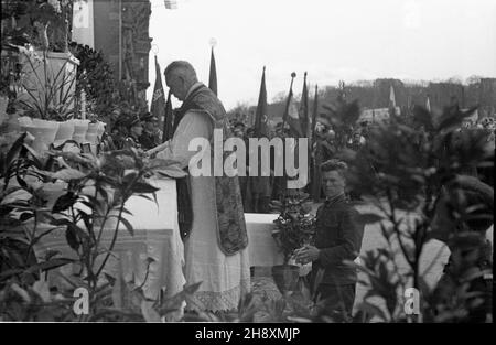 Gdañsk, 1946-04-07. Œwiêto oswobodzenia Wybrze¿a i odzyskania Ziem Zachodnich obchodzono pod has³em: Trzymamy stra¿ nad Odr¹. NZ. Msza przed Bram¹ Wy¿ynn¹. uu PAP/Miko³aj Sprudin Danzig, 7. April 1946. Feierlichkeiten zur Befreiung der Küste und zur Wiedererlangung der westlichen Territorien unter dem Motto - Wir sind auf der Hut am Fluss Odra. Im Bild: Eine Messe vor dem Wyzynna-Tor. uu PAP/Mikolaj Sprudin Stockfoto