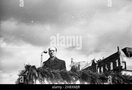 Gdañsk, 1946-04-07. Œwiêto oswobodzenia Wybrze¿a i odzyskania Ziem Zachodnich obchodzono pod has³em: Trzymamy stra¿ nad Odr¹. Nz. Oficjalna czêœæ obchodów, przemawia Minister administracji publicznej W³adys³aw Kiernik. uu PAP/Miko³aj Sprudin Danzig, 7. April 1946. Feierlichkeiten zur Befreiung der Küste und zur Wiedererlangung der westlichen Territorien unter dem Motto - Wir sind auf der Hut am Fluss Odra. Im Bild: Der offizielle Teil der Debatten, Minister für öffentliche Verwaltung Wladyslaw Kiernik spricht. uu PAP/Mikolaj Sprudin Stockfoto