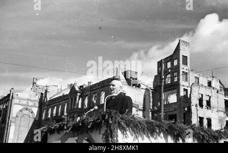 Gdañsk, 1946-04-07. Œwiêto oswobodzenia Wybrze¿a i odzyskania Ziem Zachodnich obchodzono pod has³em: Trzymamy stra¿ nad Odr¹. NZ. Oficjalna czêœæ obchodów, przemawia z-ca prezydenta KRN Stanis³aw Szwalbe. uu PAP/Miko³aj Sprudin Danzig, 7. April 1946. Feierlichkeiten zur Befreiung der Küste und zur Wiedererlangung der westlichen Territorien unter dem Motto - Wir sind auf der Hut am Fluss Odra. Im Bild: Der offizielle Teil der Debatten, der stellvertretende Präsident des polnischen Nationalrats Stanislaw Szwalbe spricht. uu PAP/Mikolaj Sprudin Stockfoto