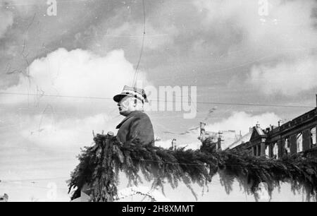 Gdañsk, 1946-04-07. Œwiêto oswobodzenia Wybrze¿a i odzyskania Ziem Zachodnich obchodzono pod has³em: Trzymamy stra¿ nad Odr¹. NZ. Oficjalna czêœæ obchodów, przemawia gen. broni Karol Œwierczewski II wiceminister obrony narodowej. uu PAP/Miko³aj Sprudin Danzig, 7. April 1946. Feierlichkeiten zur Befreiung der Küste und zur Wiedererlangung der westlichen Territorien unter dem Motto - Wir sind auf der Hut am Fluss Odra. Im Bild: Der offizielle Teil der Debatten, Generalleutnant Karol Swierczewski, der stellvertretende Verteidigungsminister von 2nd. uu PAP/Mikolaj Sprudin Stockfoto