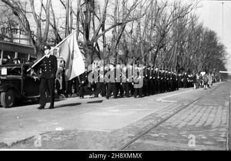 Gdañsk, 1946-04-07. Œwiêto oswobodzenia Wybrze¿a i odzyskania Ziem Zachodnich obchodzono pod has³em: Trzymamy stra¿ nad Odr¹. NZ. uroczystoœæ ods³oniêcia pomnika czo³gistów Brygady Pancernej im. Bohaterów Westerplatte (U zbiegu alei Zwyciêstwa i ul. Marii Curie-Sk³odowskiej), defilada z udzia³em cz³onków Milicji Morskiej i kolejarzy. uu PAP/Miko³aj Sprudin Danzig, 7. April 1946. Feierlichkeiten zur Befreiung der Küste und zur Wiedererlangung der westlichen Territorien unter dem Motto: Wir sind auf der Oderwache. Im Bild: Die Zeremonie zur Enthüllung eines Denkmals für Panzersoldaten Stockfoto