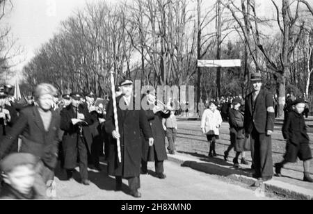 Gdañsk, 1946-04-07. Œwiêto oswobodzenia Wybrze¿a i odzyskania Ziem Zachodnich obchodzono pod has³em: Trzymamy stra¿ nad Odr¹. NZ. uroczystoœæ ods³oniêcia pomnika czo³gistów Brygady Pancernej im. Bohaterów Westerplatte (U zbiegu alei Zwyciêstwa i ul. Marii Curie-Sk³odowskiej), defilada kolejarzy. uu PAP/Miko³aj Sprudin Danzig, 7. April 1946. Feierlichkeiten zur Befreiung der Küste und zur Wiedererlangung der westlichen Territorien unter dem Motto: Wir sind auf der Oderwache. Im Bild: Die Zeremonie zur Enthüllung eines Denkmals für Panzersoldaten der Panzerbrücke von Bohaterow Westerplatte Stockfoto