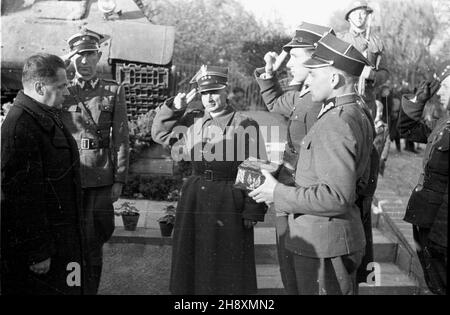 Gdañsk, 1946-04-07. Œwiêto oswobodzenia Wybrze¿a i odzyskania Ziem Zachodnich obchodzono pod has³em: Trzymamy stra¿ nad Odr¹. NZ. uroczystoœæ ods³oniêcia pomnika czo³gistów Brygady Pancernej im. Bohaterów Westerplatte (U zbiegu alei Zwyciêstwa i ul. Marii Curie-Sk³odowskiej). Czo³g 1 Brygady Pancernej (nr bojowy 121) dowodzony podczas wyzwalania Gdañska przez porucznika Juliana Miazgi, którego za³oga jako pierwsza przedar³a siê do Gdyni 27 marca 1945 r. uu PAP/Miko³aj Sprudin Danzig, 7. April 1946. Der „Coast Liberating and Western Territories Reganing Day“ wurde unter dem Motto: Stockfoto