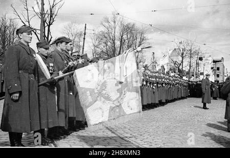 Gdañsk, 1946-04-07. Œwiêto oswobodzenia Wybrze¿a i odzyskania Ziem Zachodnich obchodzono pod has³em: Trzymamy stra¿ nad Odr¹. NZ. uroczystoœæ ods³oniêcia pomnika czo³gistów Brygady Pancernej im. Bohaterów Westerplatte (U zbiegu alei Zwyciêstwa i ul. Marii Curie-Sk³odowskiej). uu PAP/Miko³aj Sprudin Danzig, 7. April 1946. Feierlichkeiten zur Befreiung der Küste und zur Wiedererlangung der westlichen Territorien unter dem Motto: Wir sind auf der Oderwache. Im Bild: Die Zeremonie zur Enthüllung eines Denkmals für Panzersoldaten der Bohaterow Westerplatte Panzerbrigade (an der Ecke Stockfoto