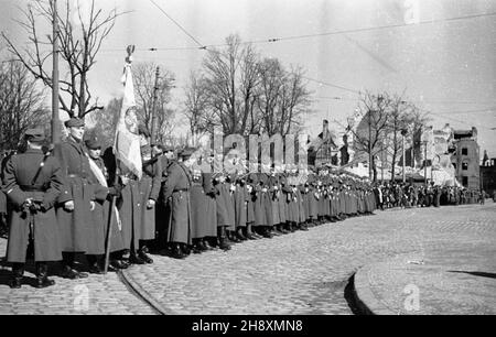 Gdañsk, 1946-04-07. Œwiêto oswobodzenia Wybrze¿a i odzyskania Ziem Zachodnich obchodzono pod has³em: Trzymamy stra¿ nad Odr¹. NZ. uroczystoœæ ods³oniêcia pomnika czo³gistów Brygady Pancernej im. Bohaterów Westerplatte (U zbiegu alei Zwyciêstwa i ul. Marii Curie-Sk³odowskiej). uu PAP/Miko³aj Sprudin Danzig, 7. April 1946. Feierlichkeiten zur Befreiung der Küste und zur Wiedererlangung der westlichen Territorien unter dem Motto: Wir sind auf der Oderwache. Im Bild: Die Zeremonie zur Enthüllung eines Denkmals für Panzersoldaten der Bohaterow Westerplatte Panzerbrigade (an der Ecke o Stockfoto