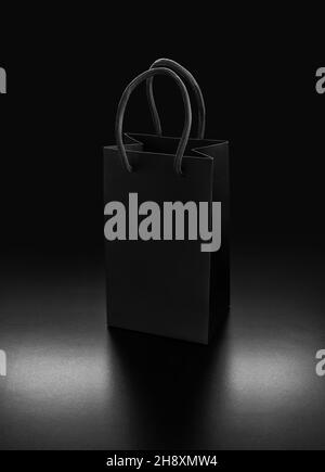 Nachbau einer luxuriösen Einkaufstasche vor schwarzem Hintergrund Stockfoto