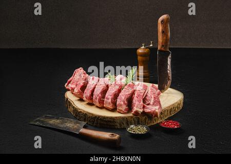 Rohe, frische Lammrippe auf Holzplatte Stockfoto