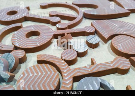 Figuren aus Keramik und Stein aus der Nähe geschnitzt Stockfoto