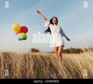 Frau Ballon Mädchen Outdoor Spaß glücklich Lebensstil Laufen Glück Natur Sommer Vitalität gesund unbeschwert Stockfoto