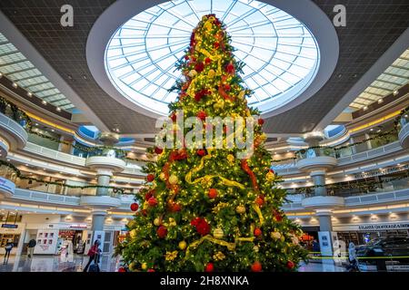 Im Atrium des internationalen Flughafens Hartsfield-Jackson Atlanta in Atlanta, Georgia, begrüßt ein großer, geschmückter Weihnachtsbaum Urlauber. (USA) Stockfoto