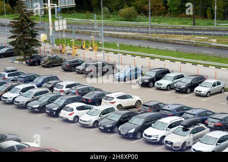 Moskau, Russland - 09.15.2021: Parkplatz in der Nähe des Flughafens Sheremetievo Stockfoto