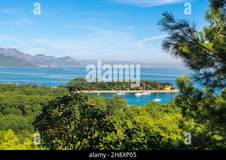 Seehafen mit Segelschiffen an der Mittelmeerküste bei Kemer, Türkei, Blick vom Berg Stockfoto