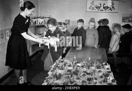 Warszawa, 1946-04-20. oœrodka opiekuñczego-Dzieci z przy ul. Grottgera otrzyma³y upominki œwi¹teczne z okazji Wielkanocy. ps/ms PAP/Stanis³aw D¹browiecki Warschau, 20. April 1946. Kriegswaisen aus einem Kinderheim in der Grottgera Street mit Ostergeschenken. ps/ms PAP/Stanislaw Dabrowiecki Stockfoto