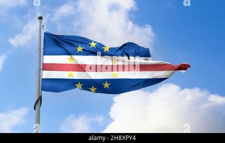 Die Flagge Cabo Verde winkt an einem Pol in einem blauen Himmel Stockfoto