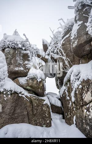 Granitfelsen im Winter mit Schnee bedeckt Stockfoto