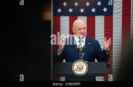 Washington, Vereinigte Staaten Von Amerika. 01st Dez 2021. Washington, Vereinigte Staaten von Amerika. 01. Dezember 2021. US-Senator und ehemaliger Astronaut Mark Kelly stellt Vizepräsidentin Kamala Harris beim ersten Treffen des National Space Council am United States Institute of Peace am 1. Dezember 2021 in Washington, DC vor der Rat berät den Präsidenten hinsichtlich der nationalen Raumfahrtpolitik und -Strategie. Quelle: Joel Kowsky/NASA/Alamy Live News Stockfoto