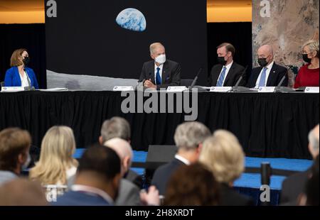 Washington, Vereinigte Staaten Von Amerika. 01st Dez 2021. Washington, Vereinigte Staaten von Amerika. 01. Dezember 2021. NASA-Administrator Bill Nelson, Mitte, kommentiert während der ersten Sitzung des National Space Council am United States Institute of Peace, 1. Dezember 2021 in Washington, DC, berät der rat den Präsidenten hinsichtlich nationaler Raumfahrtpolitik und -Strategie. Quelle: Joel Kowsky/NASA/Alamy Live News Stockfoto