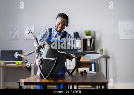 Bürostuhl Montage Und Reparatur. Mann, Der Mit Tool Arbeitet Stockfoto