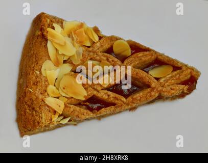 Draufsicht auf traditionellen österreichischen Gebäck Linzer Torte auf dem Teller Stockfoto