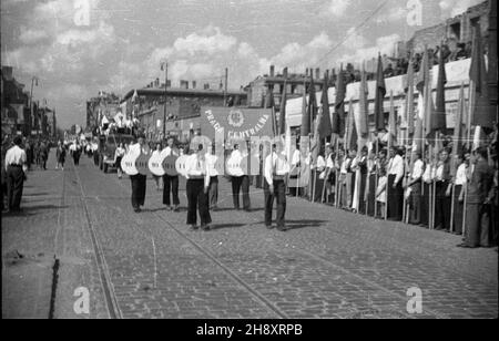 Warszawa, 1946-05-01. Pochód 1 Maja na ulicy Marsza³kowskiej. ps/pp PAP/Jerzy Baranowski Warschau, 1. Mai 1946. 1. Mai-marsch auf der Marszalkowska-Straße. ps/pp PAP/Jerzy Baranowski Stockfoto