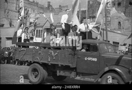 Warszawa, 1946-05-01. Pochód 1 Maja na ulicy Marsza³kowskiej. ps/pp PAP/Jerzy Baranowski Warschau, 1. Mai 1946. 1. Mai-marsch auf der Marszalkowska-Straße. ps/pp PAP/Jerzy Baranowski Stockfoto