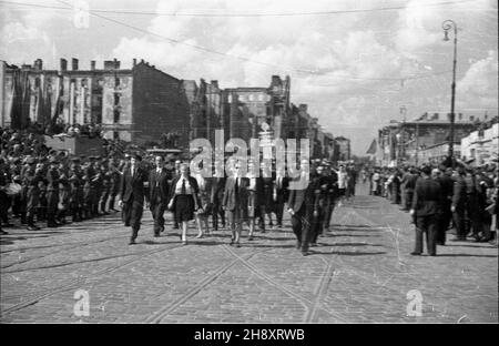 Warszawa, 1946-05-01. Pochód 1 Maja na ulicy Marsza³kowskiej. ps/pp PAP/Jerzy Baranowski Warschau, 1. Mai 1946. 1. Mai-marsch auf der Marszalkowska-Straße. ps/pp PAP/Jerzy Baranowski Stockfoto