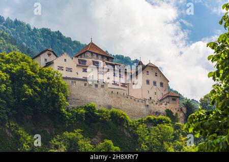 Vaduz, Liechtenstein. Schloss Vaduz. Das Schloss von Vaduz. Offizielle Residenz des Fürsten von Liechtenstein. Die Fürstenfamilie von Liechtenstein b Stockfoto