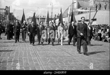 Warszawa, 1946-05-01. Pochód 1 Maja na ulicy Marsza³kowskiej. ps/pp PAP/Jerzy Baranowski Warschau, 1. Mai 1946. 1. Mai-marsch auf der Marszalkowska-Straße. ps/pp PAP/Jerzy Baranowski Stockfoto