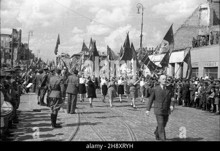 Warszawa, 1946-05-01. Pochód 1 Maja na ulicy Marsza³kowskiej. ps/pp PAP/Jerzy Baranowski Warschau, 1. Mai 1946. 1. Mai-marsch auf der Marszalkowska-Straße. ps/pp PAP/Jerzy Baranowski Stockfoto