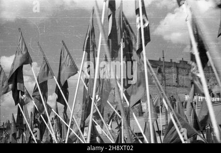 Warszawa, 1946-05-01. Pochód 1 Maja na ulicy Marsza³kowskiej. ps/pp PAP/Jerzy Baranowski Warschau, 1. Mai 1946. 1. Mai-marsch auf der Marszalkowska-Straße. ps/pp PAP/Jerzy Baranowski Stockfoto