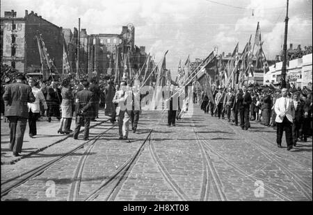 Warszawa, 1946-05-01. Pochód 1 Maja na ulicy Marsza³kowskiej. ps/pp PAP/Jerzy Baranowski Warschau, 1. Mai 1946. 1. Mai-marsch auf der Marszalkowska-Straße. ps/pp PAP/Jerzy Baranowski Stockfoto