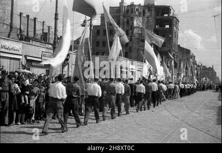 Warszawa, 1946-05-01. Pochód 1 Maja na ulicy Marsza³kowskiej. ps/pp PAP/Jerzy Baranowski Warschau, 1. Mai 1946. 1. Mai-marsch auf der Marszalkowska-Straße. ps/pp PAP/Jerzy Baranowski Stockfoto