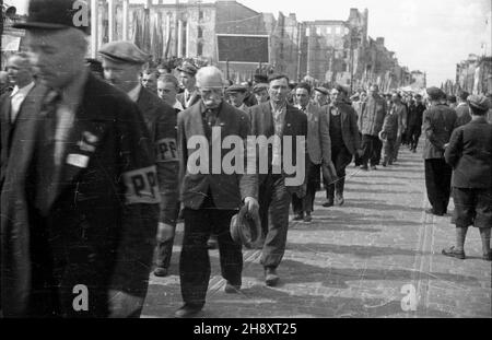 Warszawa, 1946-05-01. Pochód 1 Maja na ulicy Marsza³kowskiej. ps/pp PAP/Jerzy Baranowski Warschau, 1. Mai 1946. 1. Mai-marsch auf der Marszalkowska-Straße. ps/pp PAP/Jerzy Baranowski Stockfoto