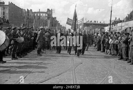 Warszawa, 1946-05-01. Pochód 1 Maja na ulicy Marsza³kowskiej. ps/pp PAP/Jerzy Baranowski Warschau, 1. Mai 1946. 1. Mai-marsch auf der Marszalkowska-Straße. ps/pp PAP/Jerzy Baranowski Stockfoto