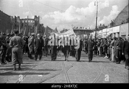 Warszawa, 1946-05-01. Pochód 1 Maja na ulicy Marsza³kowskiej. ps/pp PAP/Jerzy Baranowski Warschau, 1. Mai 1946. 1. Mai-marsch auf der Marszalkowska-Straße. ps/pp PAP/Jerzy Baranowski Stockfoto