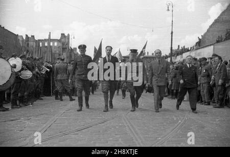 Warszawa, 1946-05-01. Pochód 1 Maja na ulicy Marsza³kowskiej. ps/pp PAP/Jerzy Baranowski Warschau, 1. Mai 1946. 1. Mai-marsch auf der Marszalkowska-Straße. ps/pp PAP/Jerzy Baranowski Stockfoto