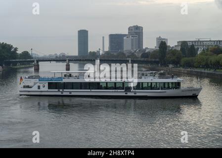 FRANKFURT, DEUTSCHLAND - 21. Okt 2021: Ein Schiff im Main an einem düsteren Tag in Frankfurt, Deutschland Stockfoto