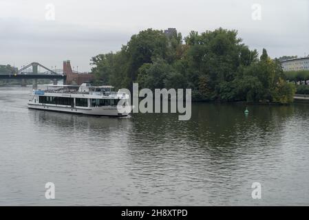 FRANKFURT, DEUTSCHLAND - 21. Okt 2021: Ein Schiff im Main an einem düsteren Tag in Frankfurt, Deutschland Stockfoto