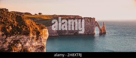 Küstenlandschaft entlang der Falaise d'Aval die berühmten weißen Klippen von Etretat Dorf mit der Porte d'Aval Natural Arch und den Felsen wie der Aig bekannt Stockfoto