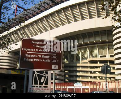 Das Stadio Giuseppe Meazza (San Siro Stadion) in Mailand, Italien, abgebildet im Jahr 2001 Stockfoto