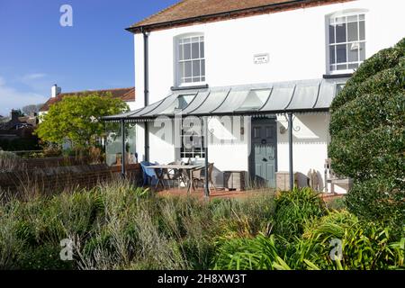 Attraktives altes Haus, mit Blick auf das Meer, im malerischen Küstendorf Bosham im Hafen von Chichester, in der Nähe von Chichester, West Sussex, England, Großbritannien Stockfoto