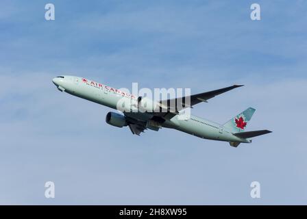 Air Canada Boeing 777 Airliner Jet-Flugzeug C-FRAM steigt nach dem Start vom London Heathrow Airport, Großbritannien, in den blauen Himmel für Langstreckenflüge Stockfoto