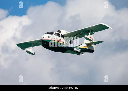 Sankt Wolfgang, Österreich - 5. Juli 2014: Kommerzielles Wasserflugzeug am See. Kleine und Sportflugzeuge. Allgemeine Luftfahrtindustrie. VIP-Transport. Ziviles utilit Stockfoto