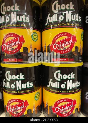 Columbia County, GA USA - 12 01 21: Kaffee auf einem Einzelhandelsregal Stockfoto