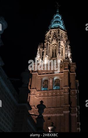 Schöne Nachtansicht der Kathedrale von Santa Maria in Toledo, Spanien Stockfoto