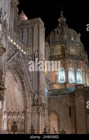 Schöne Nachtansicht der Kathedrale von Santa Maria in Toledo, Spanien Stockfoto