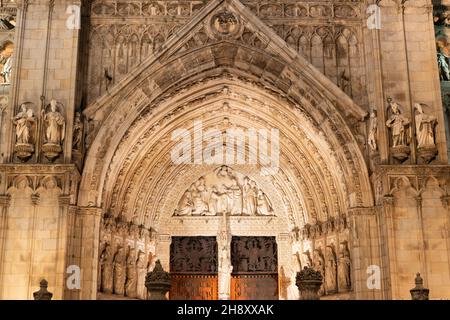 Schöne Nachtansicht der Kathedrale von Santa Maria in Toledo, Spanien Stockfoto